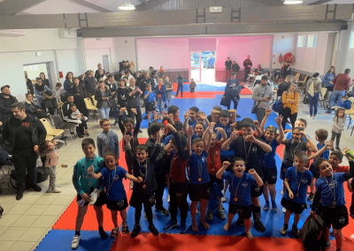 Groupe d'enfants content